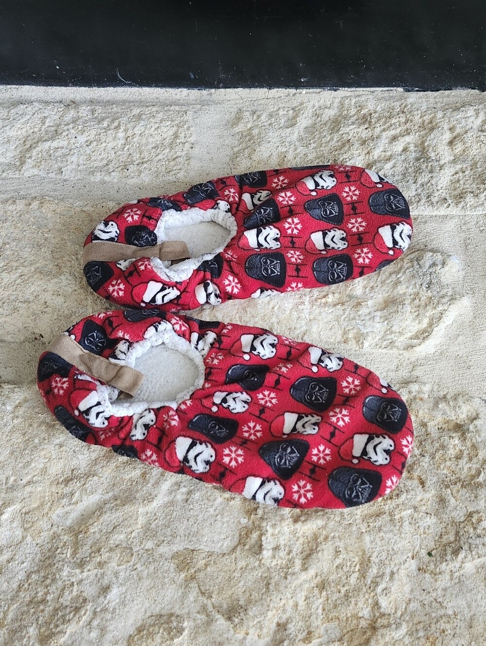 Red Star Wars Holiday Slippers around a Sz9.5